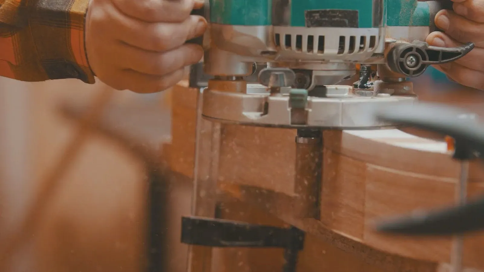 Mathieu Henrio, artisan menuisier à Rennes, au travail dans son atelier
